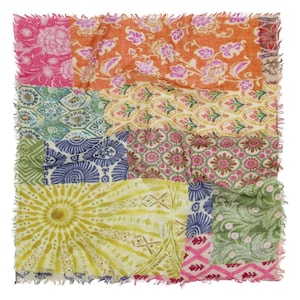 Sophia es un pañuelo de lana y modal con estampado de bloques tipo mosaico, de 70 x 70 cm.