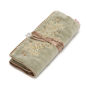 Sontuoso rotolo portagioie in velluto verde vintage con perline squisite e fodera in raso. Portagioie, rotolo portagioie, fascia portagioie JR12G