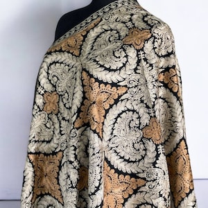 Luxus schwarzer Pashmina Schal mit aufwendiger Bronze und Elfenbein Stickerei, Oversized Stola, Tribal Schal, Rave Outfit Wrap, Braut Cape.