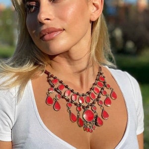 Collar tribal escalonado con coral bereber, auténtico, kuchi regional.