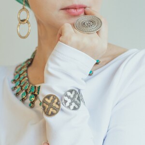 Pulseira de elementos redondos com gravação boho-chic, amuleto estilo gótico, exemplares raros, joias de grife, pulseira para o dia a dia.