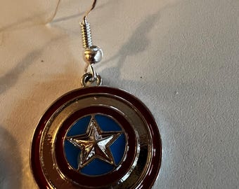 Pendientes con el escudo del Capitán América: joyería de plata hipoalergénica