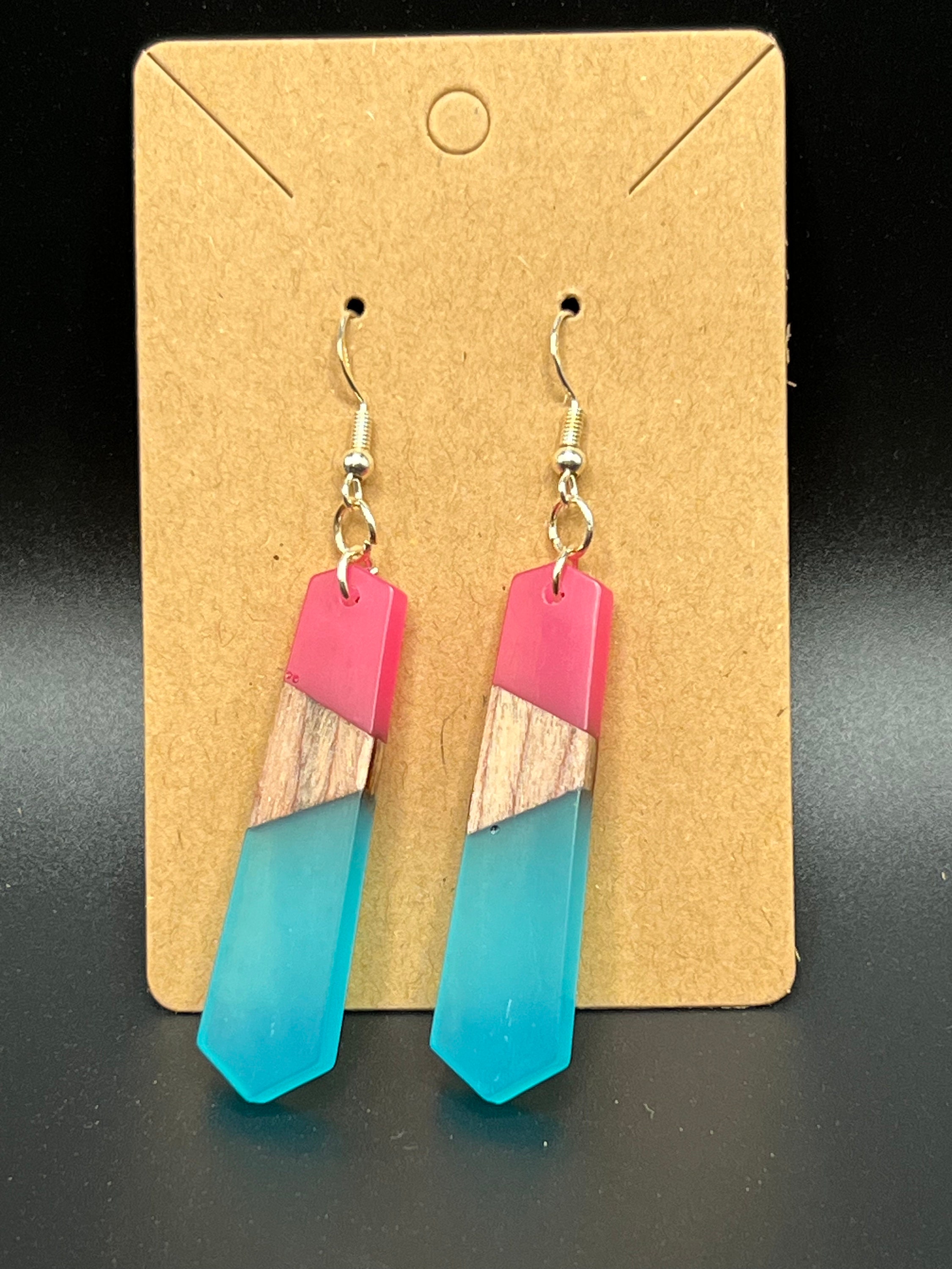 ピンクとブルーのアクリル製ダングルイヤリング - Etsy 日本