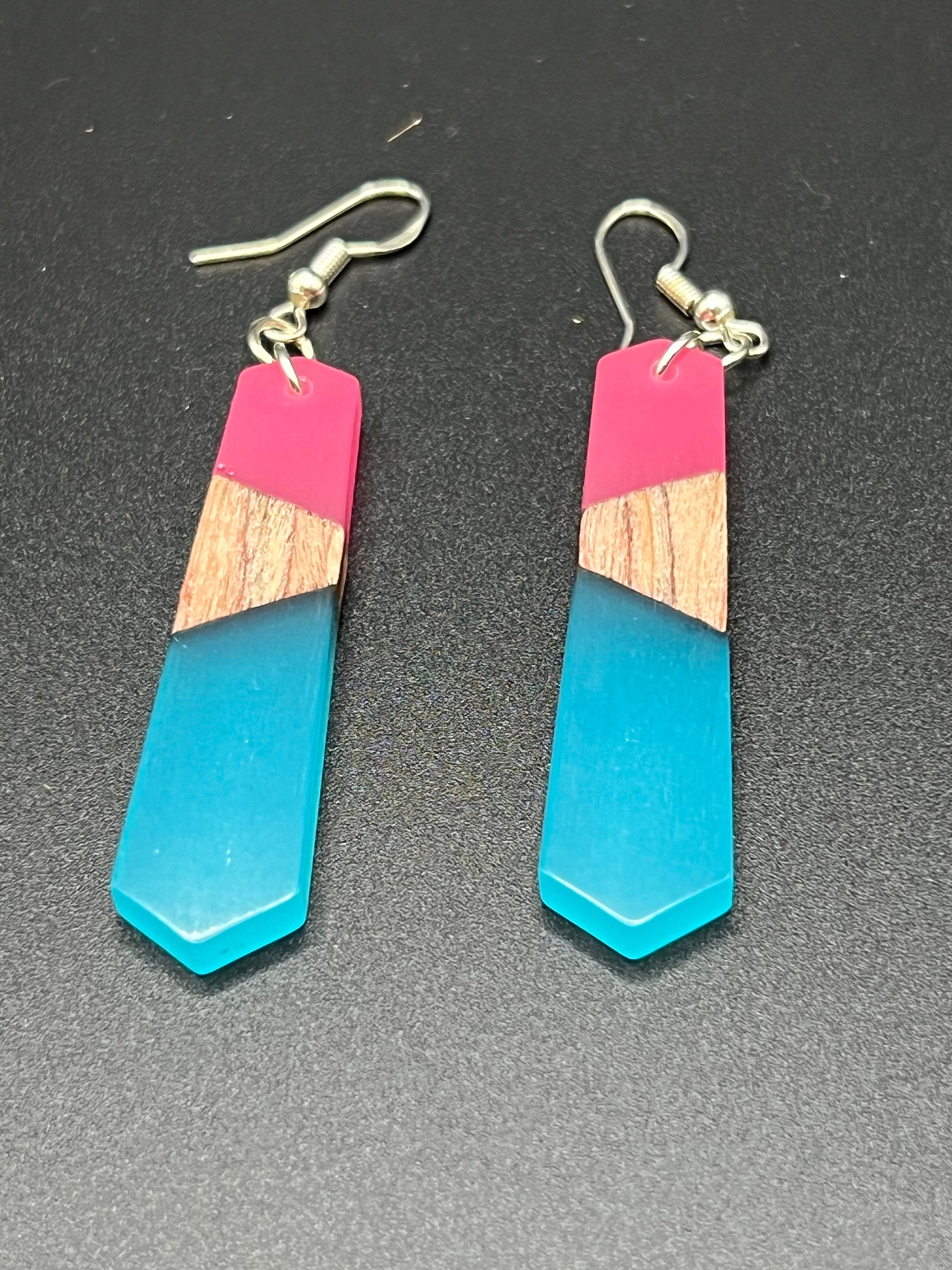 ピンクとブルーのアクリル製ダングルイヤリング - Etsy 日本