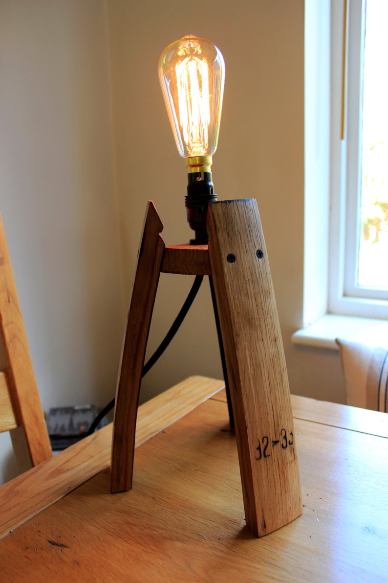 Handgefertigte Eiche, Scotch Whisky Fass Daube Edison Tischlampe, mit oder ohne Edison Glühbirne Bild 5