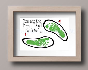 Pode incluir: Uma impressão emoldurada com um design de pegada verde e o texto "You are the Best Dad By "Par""