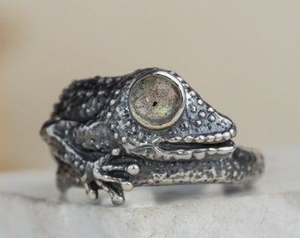 Gecko ring with labradorite or hawk eye, Sterling silver, Oringo meaningful jewelry, made in Ukraine