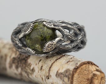 Magischer Waldsilberzweigring mit Serpentin- oder Jadeedelstein - Oringo bedeutungsvoller Schmuck, hergestellt in Charkiw, Ukraine