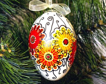 Huevo de Pascua ucraniano en cáscara de ganso: Pysanka de flores