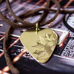 Wisiorek mediator z mosiądzu z ręcznie grawerowanym ornamentem – prezent dla muzyka