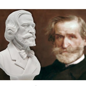 Könnte beinhalten: Weiße Gipsbüste eines Mannes mit Bart und Fliege. Die Büste ist nach rechts gerichtet. Der Hintergrund ist ein Gemälde eines Mannes mit Bart.