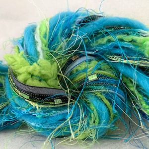 Puede incluir: Un conjunto de hilo de colores en tonos azules, verdes y blancos. El hilo está hecho de una variedad de fibras, incluyendo lana, seda y algodón. Es perfecto para tejer, hacer ganchillo o tejer.