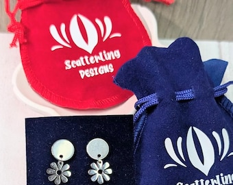 Brincos de prata com pingente de flor + bolsa de veludo para presente – Joias botânicas da Scatterling Designs