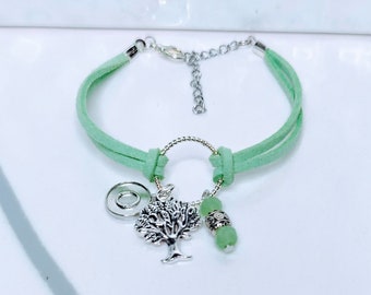 Pulseira com pingente de árvore, pedra preciosa e couro sintético camurça.