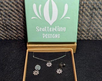 Bloemensieradenset – zilveren bloesemketting en oorbellen | Botanisch cadeau | Handgemaakt door Scatterling Designs