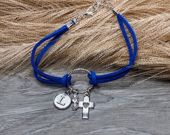 Pulseira com pingente de cruz e inicial, joia personalizada em camurça sintética.