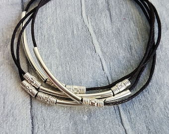 Pulsera de cordón encerado negro, cuentas tubulares plateadas, joyería bohemia de varias capas