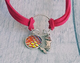 Pulseira com pingente de sereia, cordão de camurça sintética, banhada a prata.