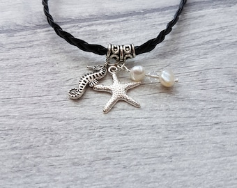 Pulseira de couro com pingentes à beira-mar, cavalo-marinho prateado, estrela-do-mar e pérola.
