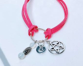 Pulseira com pingente de pentagrama, pedra da lua e camurça rosa - Joias pagãs