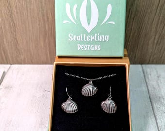 Conjunto de colar e brincos de concha de aço inoxidável feito à mão