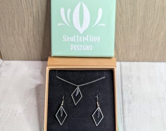 Conjunto de colar e brincos de aço inoxidável com diamantes geométricos: design de penas