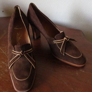 Natale Ferrario, Rue De Passy, Paris. Brown suede high heeled shoes. SIZE 34.5. Made in Italy. 1970s.