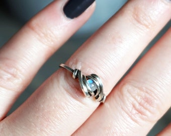 Schlichter Regenbogen Mondstein Ring | US Größe 4.5 - Antik .925 Sterling Silber Wire Wrapped - Einzigartiger Handgemachter Schmuck - Elfen Schmuck - Geschenk