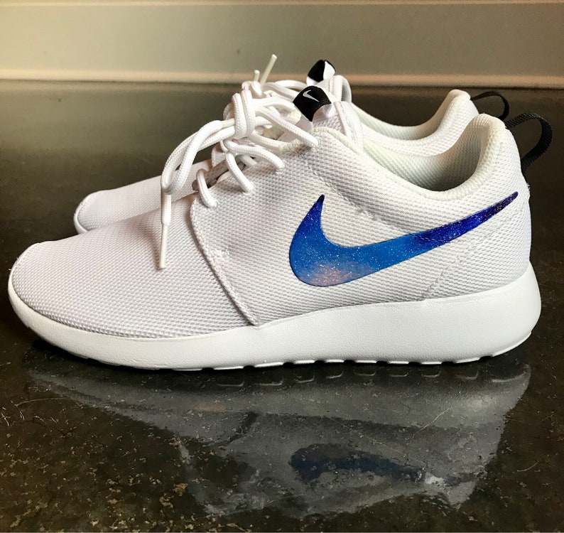 white nike roshe custom