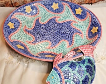 Vintage Clay Art Mediterrane mozaïek vis-, friet- en dipsausset uit 2000, handbeschilderde serveerschaal en viskom met kustmotief.