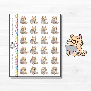Peut inclure: Une feuille de 20 autocollants représentant un chat de dessin animé portant des lunettes et utilisant un ordinateur portable. Le chat est orange avec des marques blanches. Les autocollants sont sur un fond blanc.