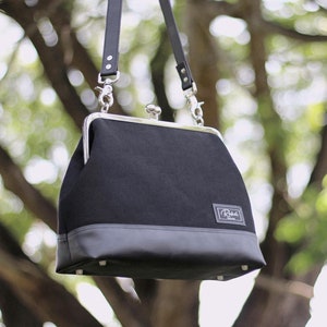 Grote kiss-lock-tas, zwarte tas, tas met metalen frame, zwarte kiss-lock-tas, schoudertas