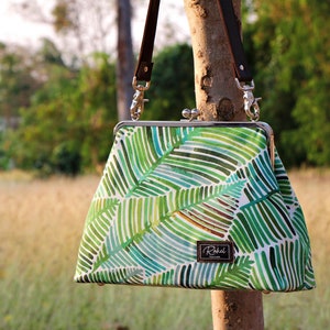 Kiss Lock Shoulder Bag: Hawaiian Green Leaf Cotton Canvas