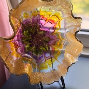 黄金の樹脂製フラワーボウル - 手作りの装飾皿、抽象的な花の樹脂アート、ユニークなセンターピースギフト
