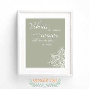 Peut inclure: Une impression d'art mural imprimable vert sauge avec un motif de mandala blanc et la citation "Vibrate the cosmos, and the cosmos, shall clear the path. - 5th Sutra" en texte blanc.
