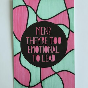 Puede incluir: Una impresi&oacute;n art&iacute;stica rectangular con un dise&ntilde;o abstracto rosa y turquesa. Un c&iacute;rculo negro en el centro contiene el texto "MEN? THEY'RE TOO EMOTIONAL TO LEAD" en rosa. El fondo es blanco.