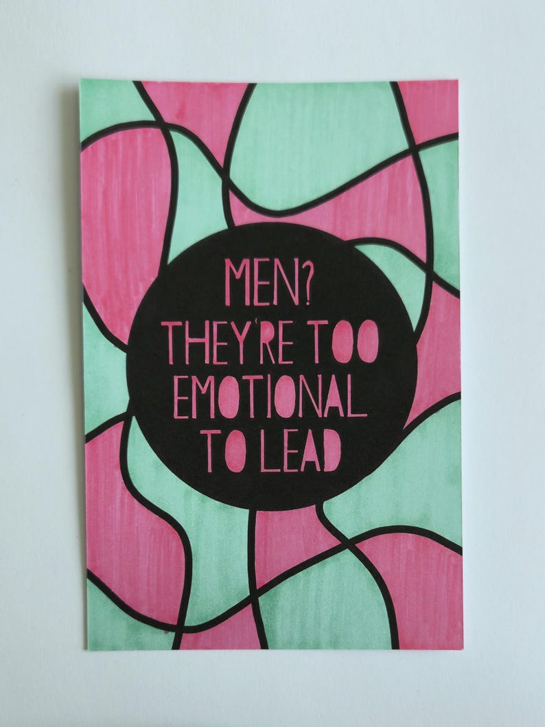 Puede incluir: Una impresi&oacute;n art&iacute;stica rectangular con un dise&ntilde;o abstracto rosa y turquesa. Un c&iacute;rculo negro en el centro contiene el texto "MEN? THEY'RE TOO EMOTIONAL TO LEAD" en rosa. El fondo es blanco.