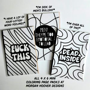 Puede incluir: Cuatro mini paquetes de p&aacute;ginas para colorear con dise&ntilde;os en blanco y negro y texto en negrita. Los paquetes incluyen frases como "FUCK THIS", "DEAD INSIDE" y "I'M SICK OF MEN'S BULLSHIT". Cada paquete mide 10 x 15 cm.