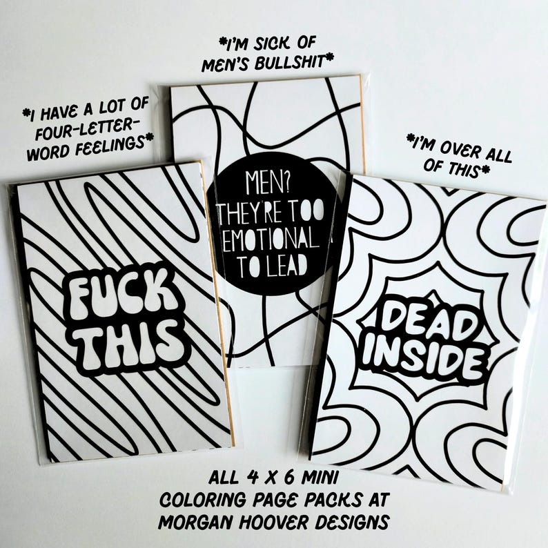 Puede incluir: Cuatro mini paquetes de p&aacute;ginas para colorear con dise&ntilde;os en blanco y negro y texto en negrita. Los paquetes incluyen frases como "FUCK THIS", "DEAD INSIDE" y "I'M SICK OF MEN'S BULLSHIT". Cada paquete mide 10 x 15 cm.