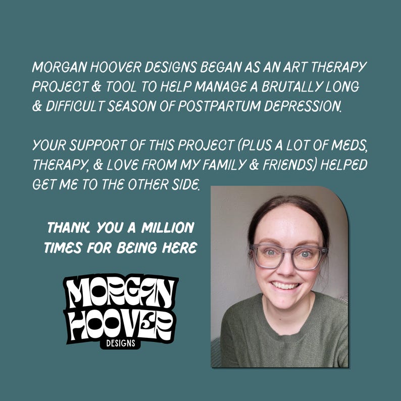 Puede incluir: Fondo turquesa con texto y una persona sonriente. El texto dice "MORGAN HOOVER DESIGNS" y describe el origen del proyecto como una herramienta de arteterapia para la depresi&oacute;n posparto. El texto tambi&eacute;n expresa gratitud por el apoyo.