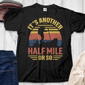Es ist eine weitere halbe Meile oder so, lustiges Wanderzeug, Natur-Abenteuer-Shirt, Wandergeschenk für ihn, Wanderabenteuer-Grafik-T-Shirt