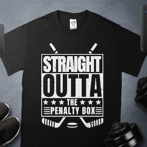 Maglietta da hockey Straight Outta the Penalty Box, maglietta da fan dell'hockey su ghiaccio, maglietta da hockey divertente, regalo di hockey per giocatori, abbigliamento per appassionati di hockey
