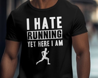 Puede incluir: Camiseta negra con texto blanco que dice "Odio correr pero aquí estoy" y una silueta blanca de una persona corriendo.