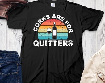 面白いワイン好きTシャツ、「コルクは諦める人のためのもの」、ワインテイスティングTシャツ、ワイナリー旅行ギフト