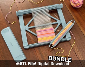 Peut inclure: Un métier à tisser bleu clair avec un textile partiellement tissé aux couleurs vives. Un peigne et une navette bleus assortis sont également présents, ainsi que de la laine et des fils. Le texte "BUNDLE STL File! Digital Download" est inclus.