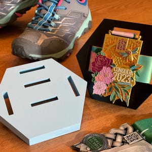 Soporte para placas de exhibición de medallas deportivas con diseño de panal