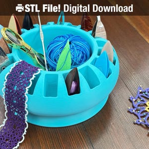 Może przedstawiać: Turkusowy plastikowy organizer z wieloma przegródkami do przechowywania drobnych przedmiotów. Organizer jest wypełniony różnymi przedmiotami, w tym włóczką, igłami i koronką. Tekst "STL File! Digital Download" jest widoczny w prawym górnym rogu obrazu.