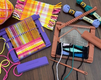 Peut inclure: Ensemble d'outils de tissage et de fils de différentes couleurs. Comprend des métiers à tisser, du fil et des peignes. Les projets tissés affichent des teintes vives de rose, jaune, orange et bleu. Les outils sont disposés sur une surface en bois.