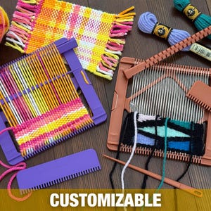 Könnte beinhalten: Eine Sammlung von Webwerkzeugen und Garn in verschiedenen Farben. Das Bild zeigt mehrere Webstühle, Wollknäuel und Garnrollen. Das Wort "CUSTOMIZABLE" wird am unteren Rand des Bildes angezeigt.