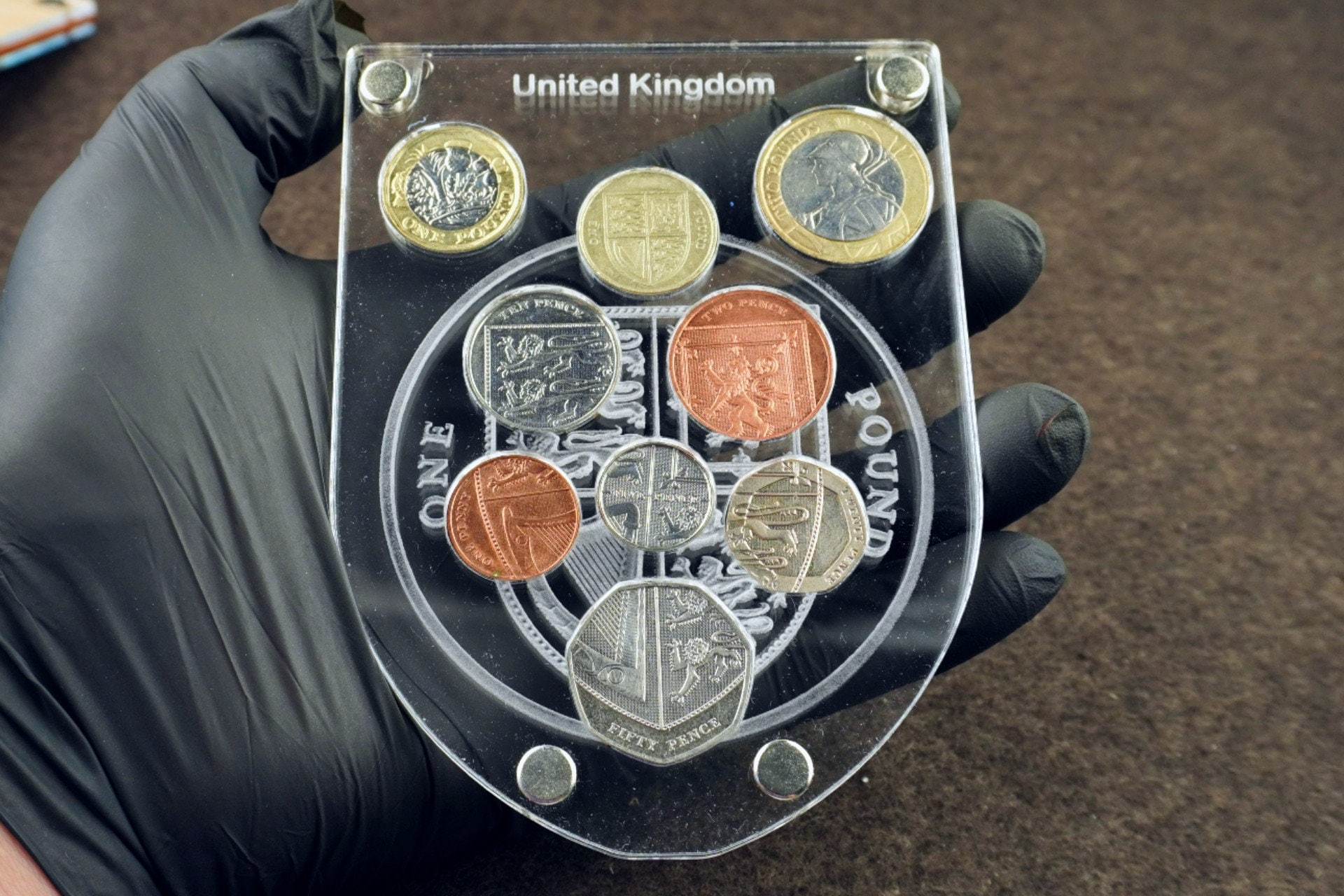 英国ポンド硬貨ホルダー（2ポンド付き）の王室盾 - Etsy 日本